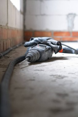 İnşaat çizimlerinde elektrik kablosu ve ampuller var. Elektrik sistemlerinin onarımı ve inşası