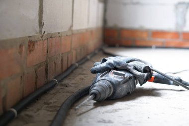 İnşaat çizimlerinde elektrik kablosu ve ampuller var. Elektrik sistemlerinin onarımı ve inşası