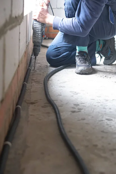 Mannelijke Bouwer Werken Aan Bouw Werken Met Een Boormachine — Stockfoto