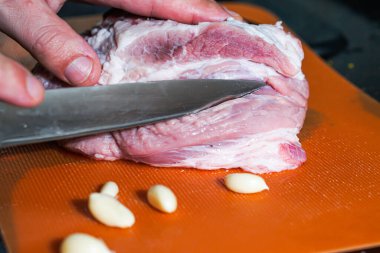 Pişmeden önce çiğ et ve bıçak.