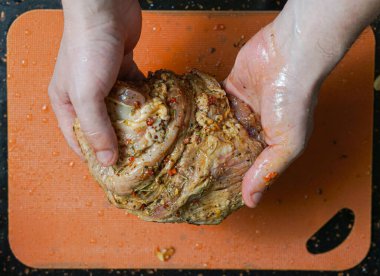 Elinde çiğ et tutan Olgun Adam.