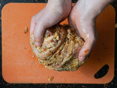 Elinde çiğ et tutan Olgun Adam.