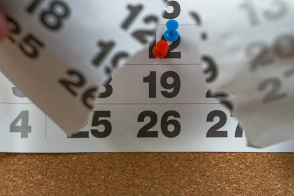 Förgrunden Trasig Kalender Bakgrunden Kalender Med Dagar Markerade — Stockfoto