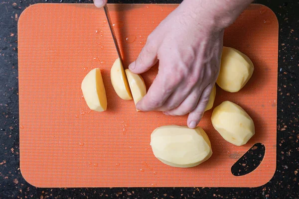 Один Картофель Очищается Кухонным Ножом — стоковое фото