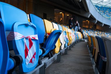 Yeni normal, diğer insanlardan bir koltuk için mesafe COVID-19, koronavirüs, sosyal uzaklık, enfeksiyon riski için mesafeyi koruyor. Seçici odak.