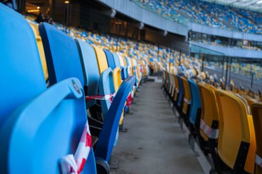 Yeni normal, diğer insanlardan bir koltuk için mesafe COVID-19, koronavirüs, sosyal uzaklık, enfeksiyon riski için mesafeyi koruyor. Seçici odak.