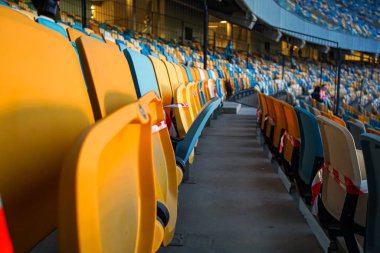 Yeni normal, diğer insanlardan bir koltuk için mesafe COVID-19, koronavirüs, sosyal uzaklık, enfeksiyon riski için mesafeyi koruyor. Seçici odak.