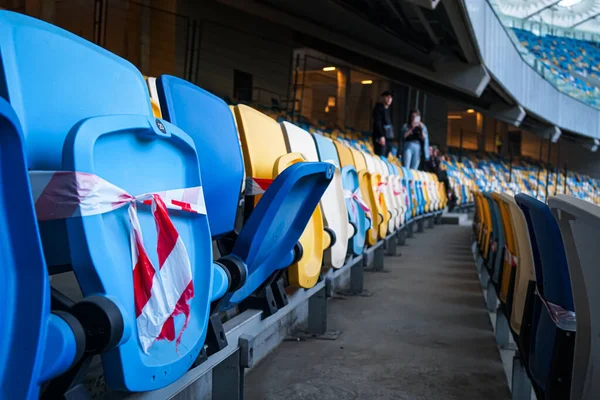 Yeni normal, diğer insanlardan bir koltuk için mesafe COVID-19, koronavirüs, sosyal uzaklık, enfeksiyon riski için mesafeyi koruyor. Seçici odak.