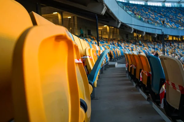 Yeni normal, diğer insanlardan bir koltuk için mesafe COVID-19, koronavirüs, sosyal uzaklık, enfeksiyon riski için mesafeyi koruyor. Seçici odak.