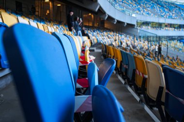 Yeni normal, diğer insanlardan bir koltuk için mesafe COVID-19, koronavirüs, sosyal uzaklık, enfeksiyon riski için mesafeyi koruyor. Seçici odak.