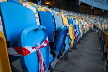 Yeni normal, diğer insanlardan bir koltuk için mesafe COVID-19, koronavirüs, sosyal uzaklık, enfeksiyon riski için mesafeyi koruyor. Seçici odak.