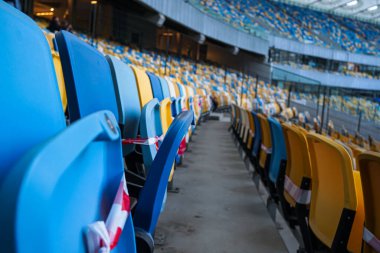 Yeni normal, diğer insanlardan bir koltuk için mesafe COVID-19, koronavirüs, sosyal uzaklık, enfeksiyon riski için mesafeyi koruyor. Seçici odak.