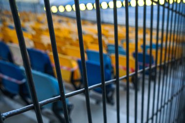 Futbol sahasında metal ağlar, kısıtlamalar. Boş stadyum