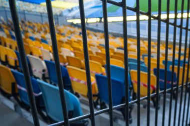 Futbol sahasında metal ağlar, kısıtlamalar. Boş stadyum