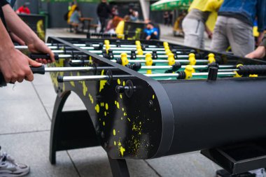 Dışarıda dinlenirken langırt oynayan gençlerin kırpılmış görüntüsü.