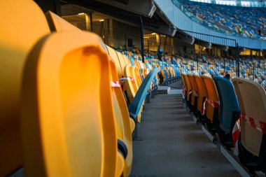 Yeni normal, diğer insanlardan bir koltuk için mesafe COVID-19, koronavirüs, sosyal uzaklık, enfeksiyon riski için mesafeyi koruyor. Seçici odak.