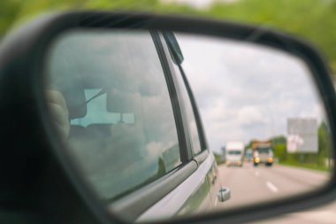 Bir arabanın aynasından görünen manzara..