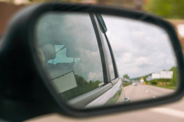 Bir arabanın aynasından görünen manzara..