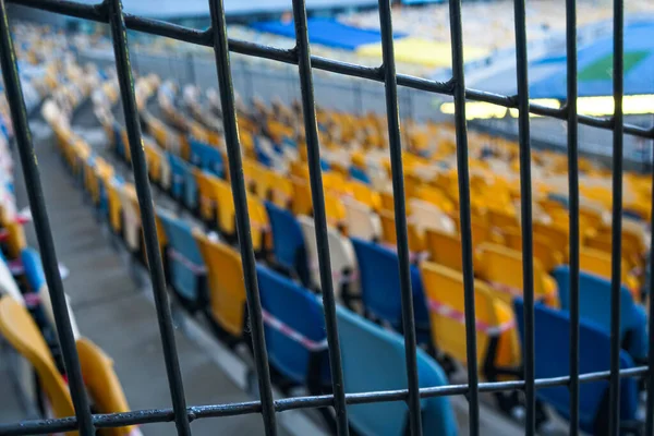 足球场上的金属网 空旷的体育场 — 图库照片