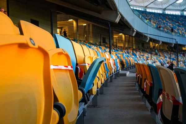 Yeni normal, diğer insanlardan bir koltuk için mesafe COVID-19, koronavirüs, sosyal uzaklık, enfeksiyon riski için mesafeyi koruyor. Seçici odak.