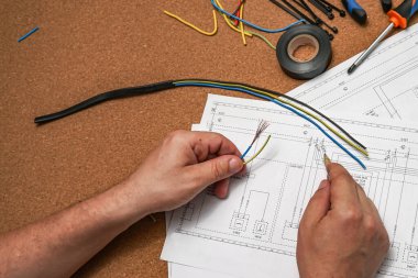 Elektrikli kağıt devrelerinde elektrik işi
