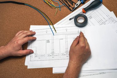 Elektrikli kağıt devrelerinde elektrik işi