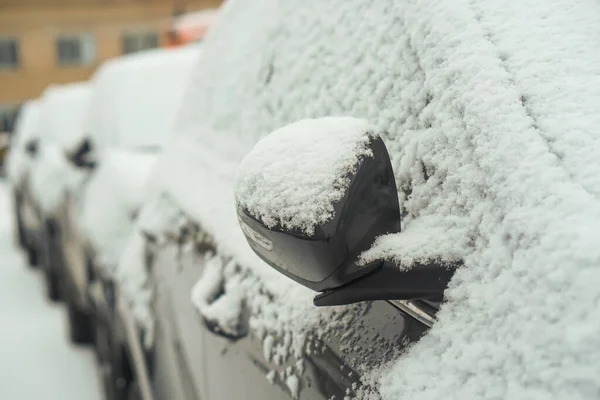Формирование Новых Автомобилей Покрытых Снегом — стоковое фото
