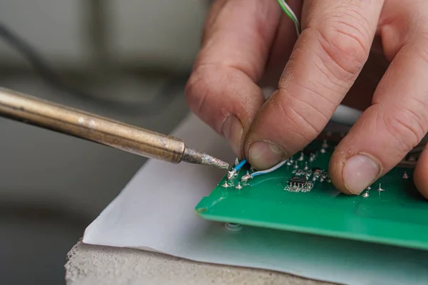 Laboratorio Electrónico Con Soldador Placa Circuito — Foto de Stock