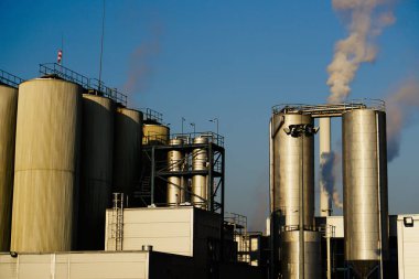 Hollanda, Rotterdam 'da bacaları tüten elektrik santrali.