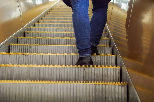 Wanita Yang Berdiri Eskalator — Stok Foto