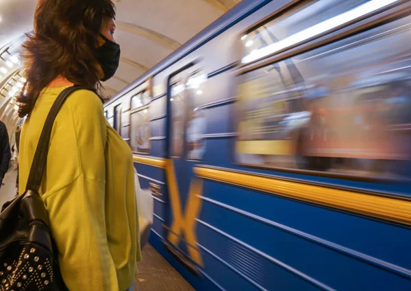 Tini Lány Farmerban Sárga Hátizsákkal Metróállomáson Vonatra Vár Mosolyog Futurisztikus — Stock Fotó