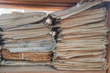 Yığının köşesini kapatan bir yığın eski gazete.