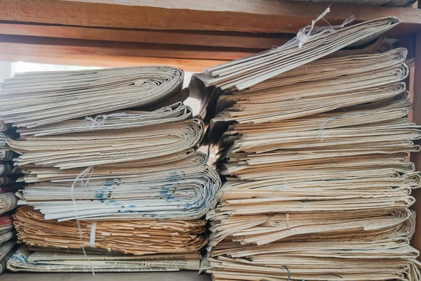 Καθαρή Στοίβα Παλαιών Εφημερίδων Στενή Λεπτομέρεια Από Γωνία Του Σωρού — Φωτογραφία Αρχείου