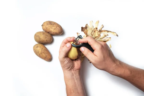 Cara Descasca Batatas Fundo Branco Lado Dele Encontra Batatas Casca — Fotografia de Stock