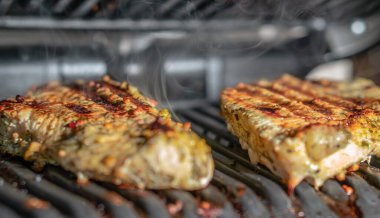 Elektrikli ızgarada kemiksiz tavuk eti. Yağsız, az yağlı yemek hazırlama.