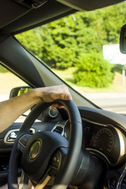 adam siyah tekerlek tutan eller