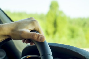 adam siyah tekerlek tutan eller