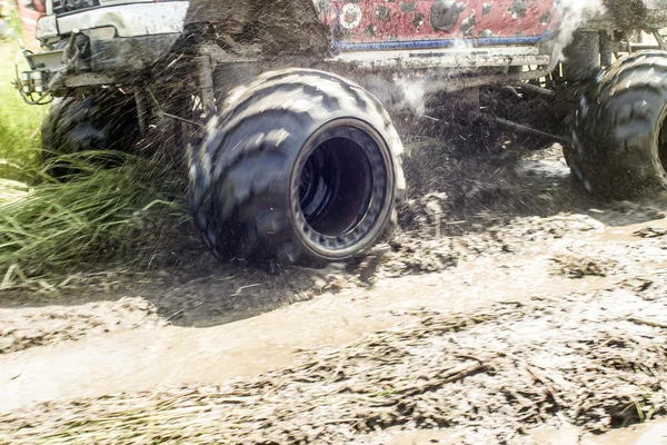 Rueda en el barro —  Fotos de Stock