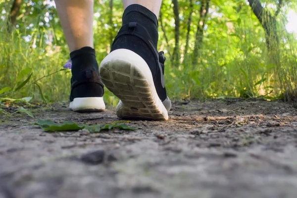 Крупный план мужских ног в кроссовках, бегущих на открытом воздухе — стоковое фото
