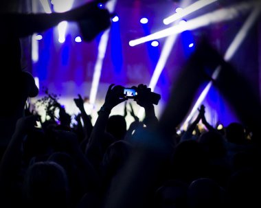 Fotoğraf eğlenceli rock konserinde, aktif yaşam tarzı olan gençlerin
