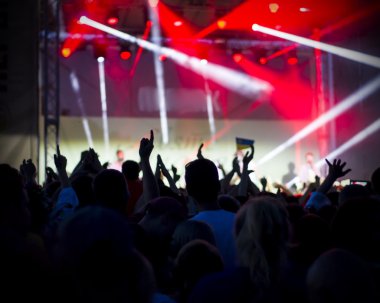 Fotoğraf eğlenceli rock konserinde, aktif yaşam tarzı olan gençlerin