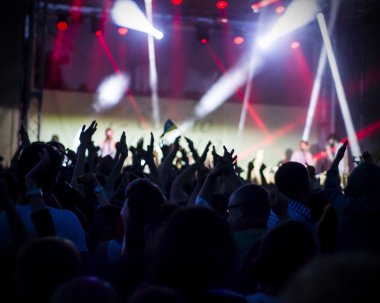 Fotoğraf eğlenceli rock konserinde, aktif yaşam tarzı olan gençlerin