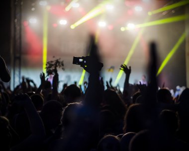 Fotoğraf eğlenceli rock konserinde, aktif yaşam tarzı olan gençlerin