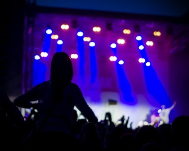 Fotoğraf eğlenceli rock konserinde, aktif yaşam tarzı olan gençlerin,