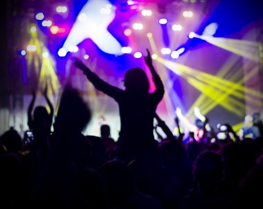 Fotoğraf eğlenceli rock konserinde, aktif yaşam tarzı olan gençlerin,