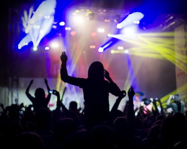 Fotoğraf eğlenceli rock konserinde, aktif yaşam tarzı olan gençlerin,