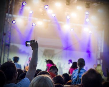 Fotoğraf eğlenceli rock konserinde, aktif yaşam tarzı olan gençlerin,