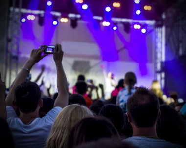 Fotoğraf eğlenceli rock konserinde, aktif yaşam tarzı olan gençlerin,