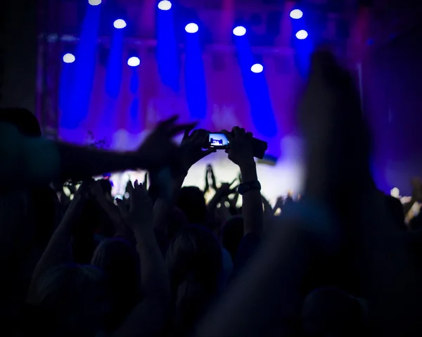 Foto von jungen Leuten, die Spaß an Rockkonzert, aktivem Lebensstil haben — Stockfoto