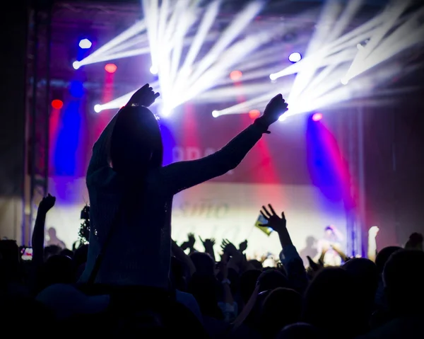 Fotoğraf eğlenceli rock konserinde, aktif yaşam tarzı olan gençlerin, — Stok fotoğraf